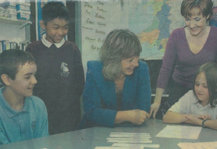 Jane Davidson and pupils